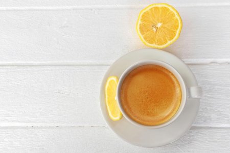 Caffè con limone: un rimedio poco conosciuto contro il mal di testa